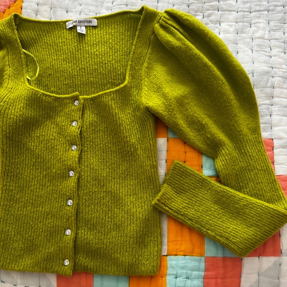 Never worn without tags sweater - Picture 2 of 4